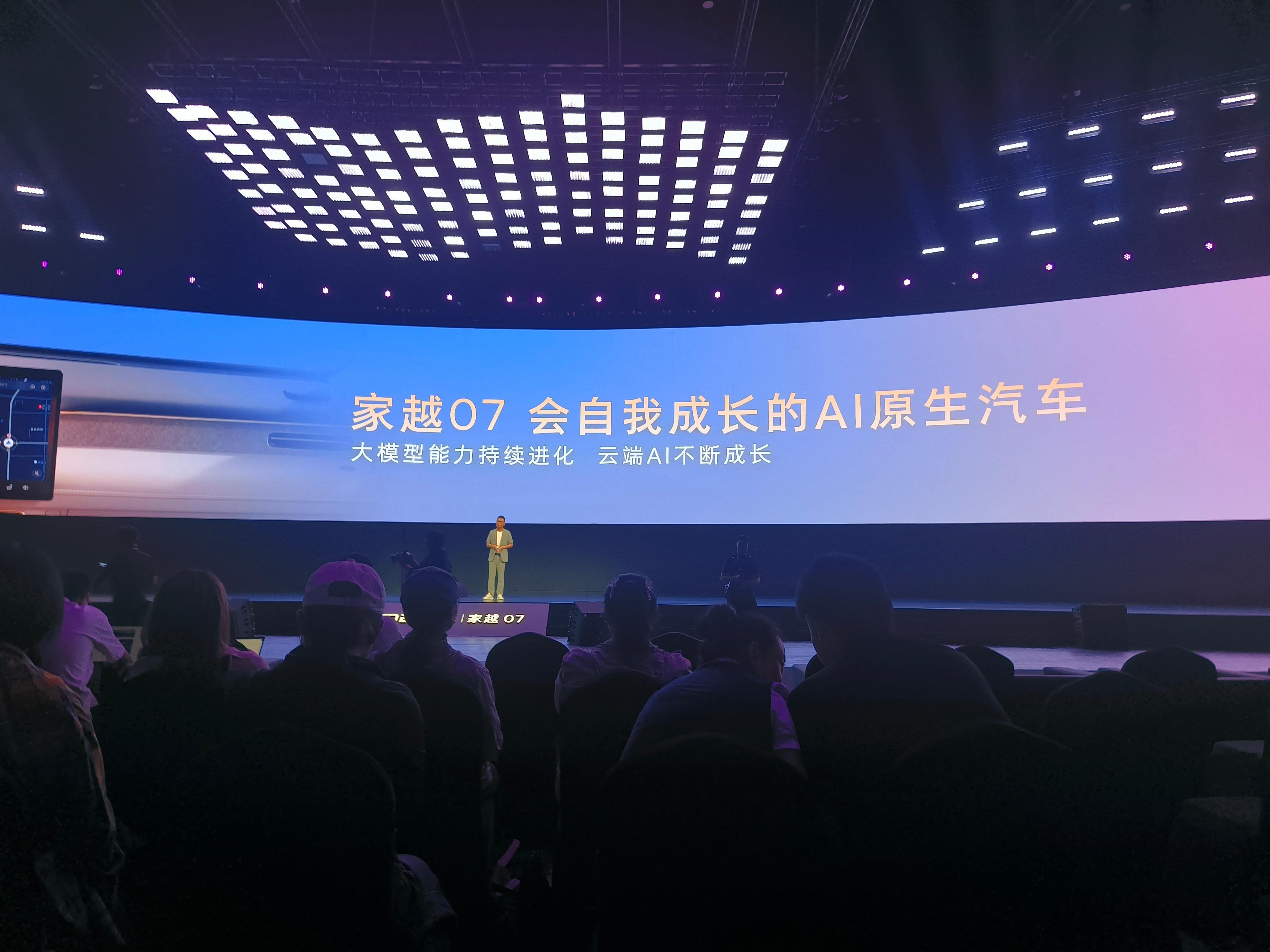 一家人一台车，最尴尬的是什么？司机说 "打开空调"，副驾喊 "导航回家"，后排老