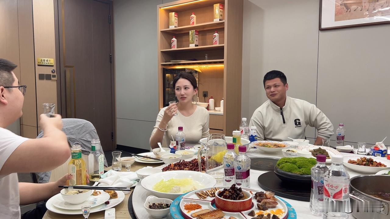 在酒厂忙碌了一天，晚上必须和同事们出来喝点[耶]
今天不多，一人一瓶，20年的老