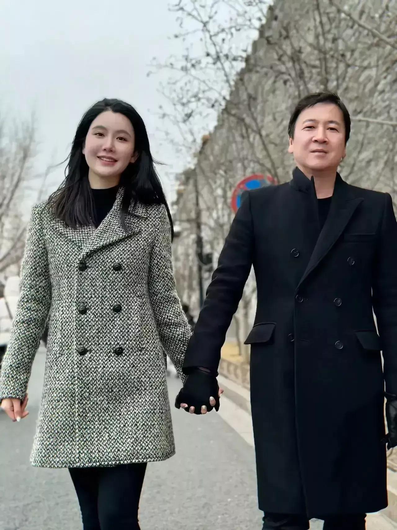 多少往事随风去，不胜晞晞一梦中！近日，赖文峰晒出与小娇妻牵手的照片，不由得让人想
