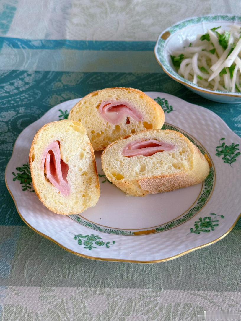 早安🍀🍀🍀资家早餐 酸奶碗（树莓、蓝莓、松子、山核桃仁）、番茄打卤面、培根
