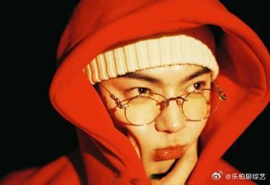 许凯白帽红卫衣  许凯白帽红卫衣搭配起来的感觉真的是又帅气，我觉得非常的不错的呀