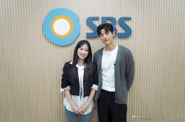 SBS新金土剧《虽然从今天开始是人类》公开剧本阅读会议现场照，主演金惠允朴所罗门