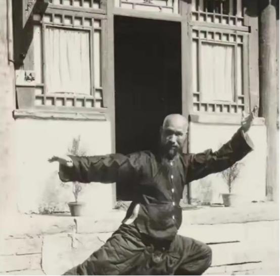 1936年，武术家寇运兴在德国柏林表演武术，遭到芬兰拳击手挑衅，说：我要用拳击挑