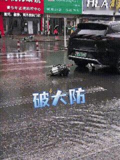 这辆电动车这是啥造型啊？怎么走着走着下了个蛋啊？似乎又不是个蛋，因为还有条脐带连