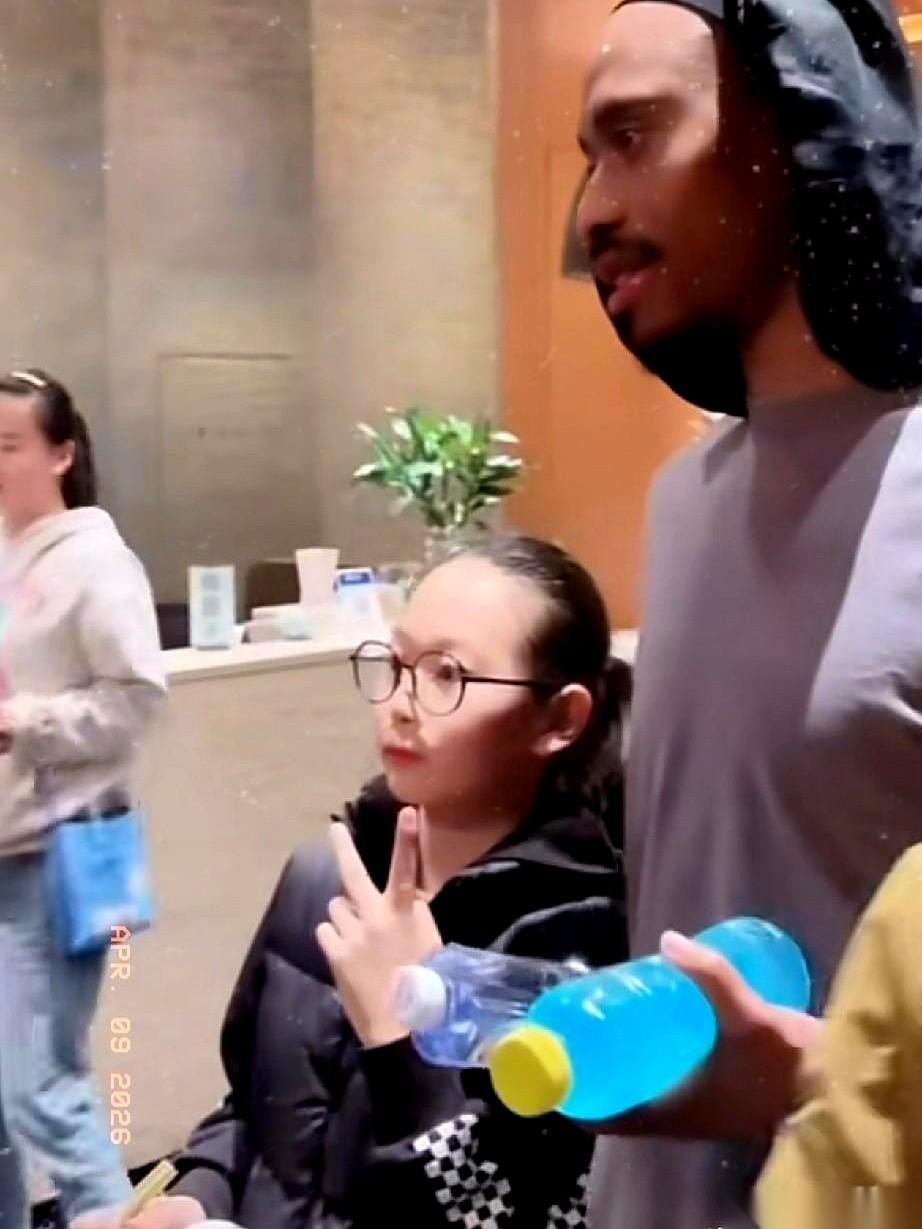 广东男篮赢了青岛队这事，最有意思的不是场上。
是他们深夜回到酒店，推开门的那一刻