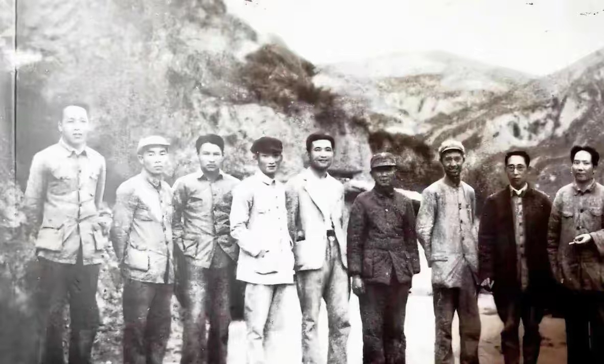 这张照片，毛主席与中央医院医生在山间合影。没有华丽布景，身后是黄土荒山，这群白衣