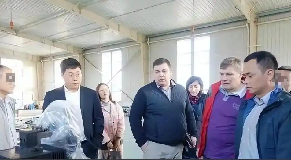 你敢相信吗，当年那些拖家带口投奔中国搞航母发动机的乌克兰专家，如今全成了白发苍苍