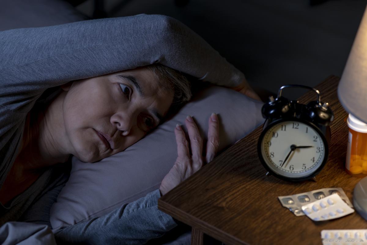 为什么睡觉在凌晨两三点醒来？是衰老信号吗？医生给出答案

在深夜的静谧中，张先生