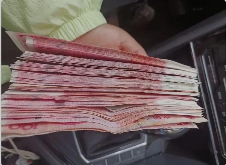 男闺蜜给我打电话说，他要买辆车还差12万，我没跟老公商量，就给他借了12万。没想