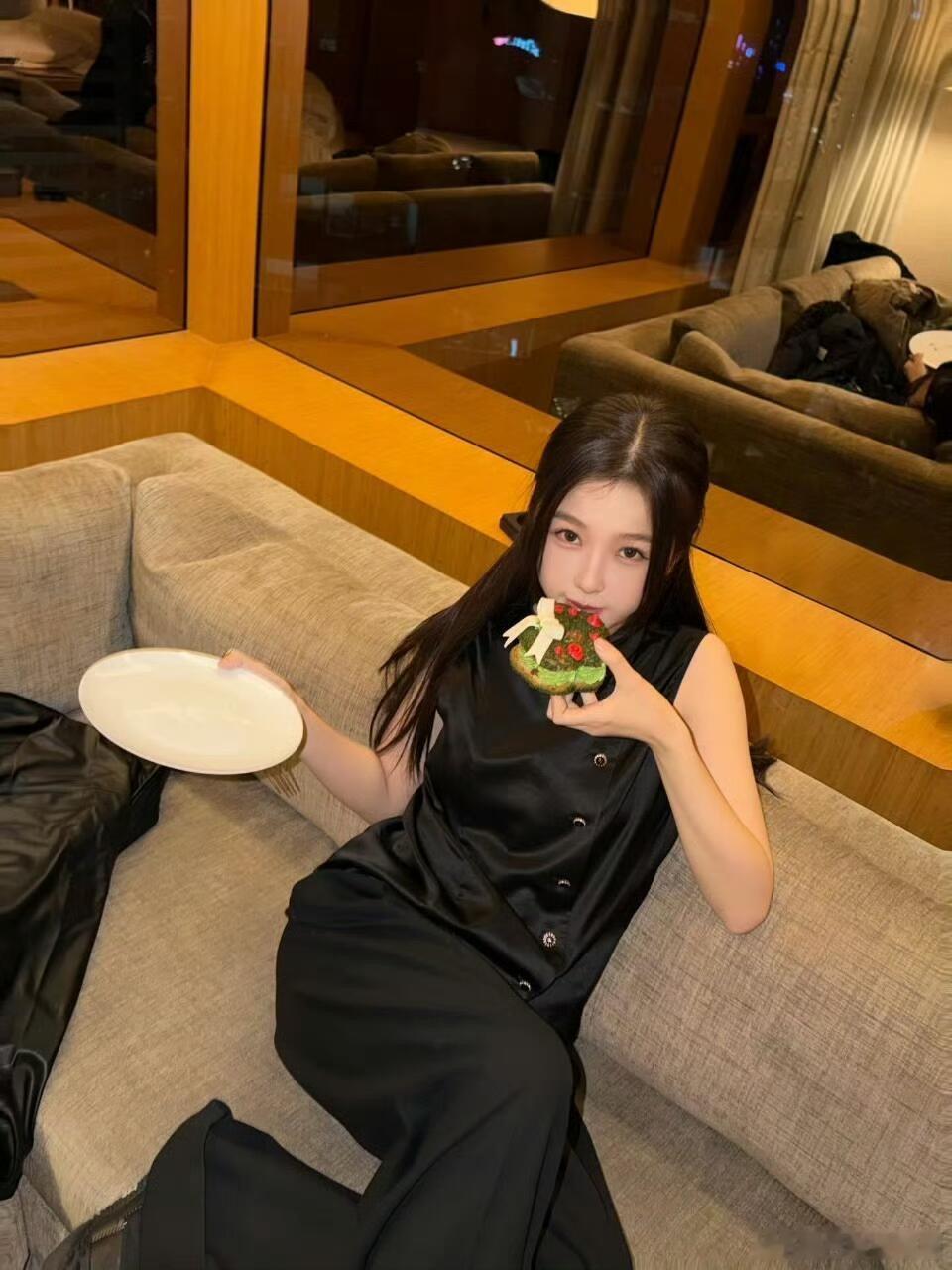 虞书欣INS更新，全是高妹，好喜欢这种松弛又精致的生活状态 