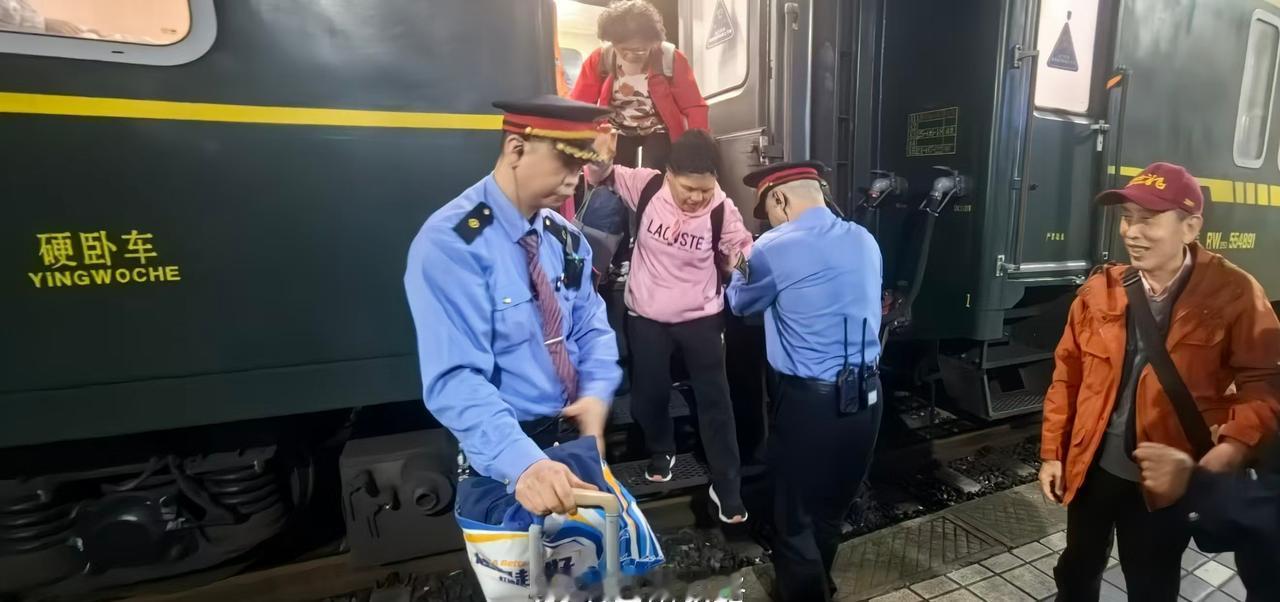 K515次列车接到通知，10号车厢共计6位视障旅客需要引导、优先进站。列车长迅速