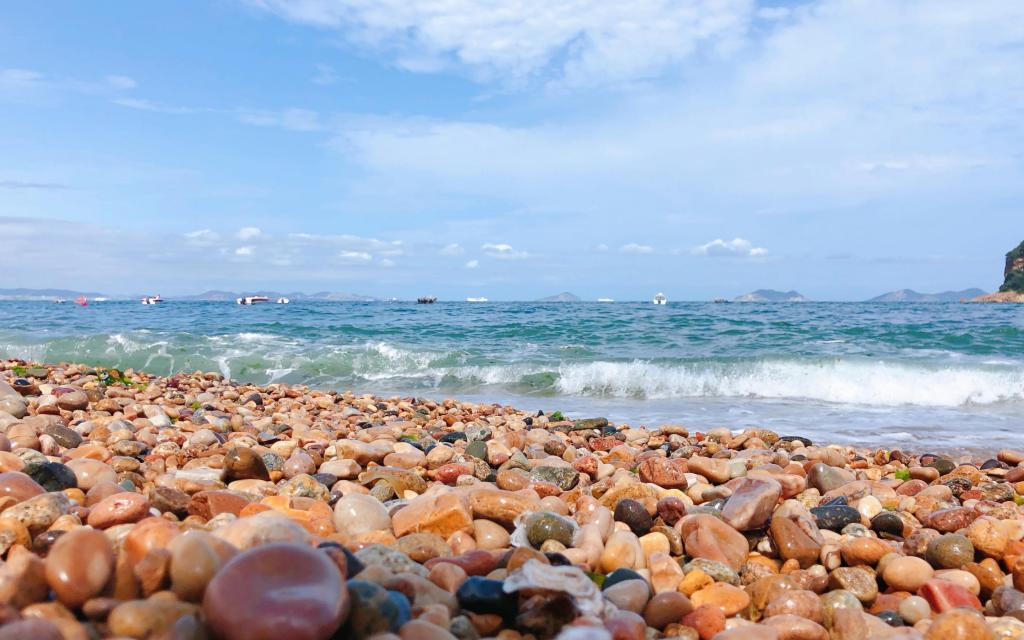 没有光的时候，连影子都会离开你！
希望你永远不懂这句话的内涵，懂得了也希望你永远