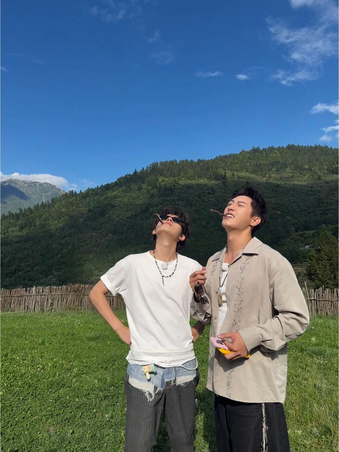 胡先煦黄景瑜小心沈腾变安陵容 胡先煦黄景瑜嘴里叼的是什么美景衬托下如此松弛，胡先