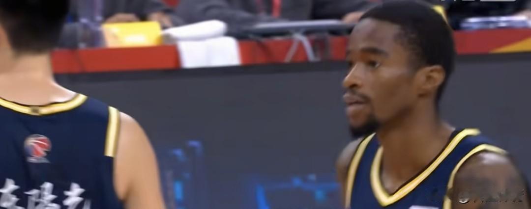 萨姆纳：我不是离开四川队了吗？为什么还打的这么累？

杜锋：没办法，你杰哥受伤上