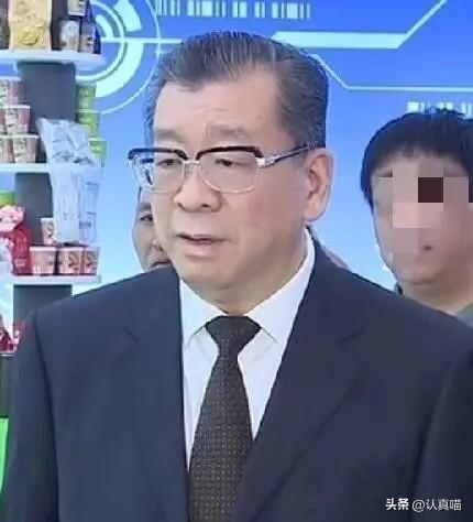 官宣了
杜延安主动投案，60岁晚节不保。
这个岁数太尴尬了，再熬几个月就能体面退