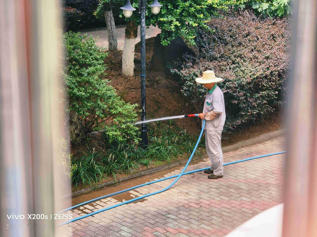 我的今日状态：😁轻松愉快
我这里的天气：☀️晴天：希望龙王看在园林工辛苦的份上