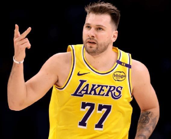 天王对决，谁能笑到最后？
约基奇在最新一期MVP排行榜‌中位居第二，是NBA名副