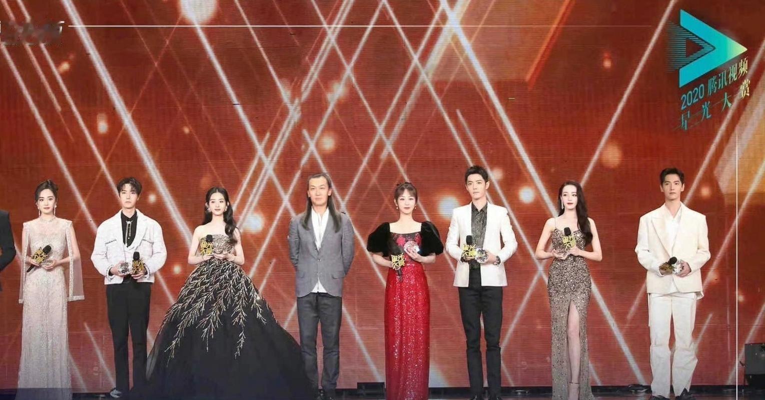 星光大赏座位今年的星光大赏为何会被嘲“星光村赏”，除了赵露思95花压轴有热度，看