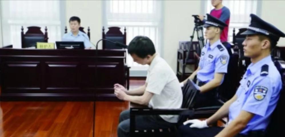 新疆，一女子穷游伊犁，为了省钱，便与一位刚认识的男驴友拼房，岂料睡到半夜，男驴友