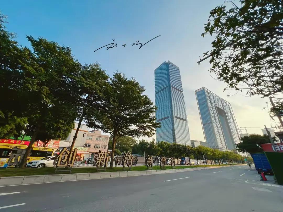 广州市珠江边的新地标，被称为“100大厦”，目前还只建好了1和0？

在“广州塔