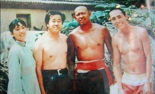 如果，
不知道他们，
就是现在的大腕，
看到这张图，
可能会配上这样的解说：
体