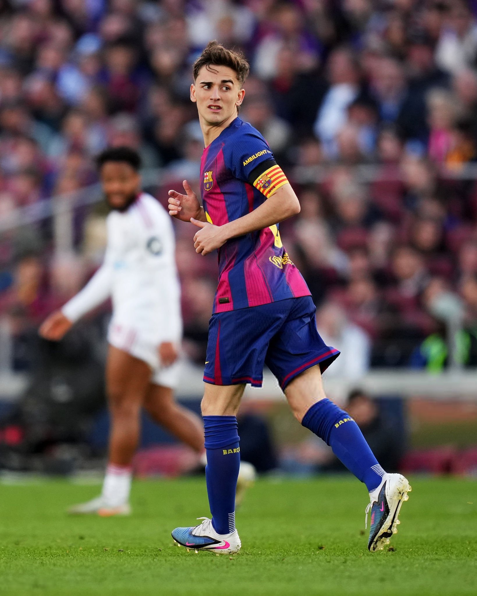 我们看到你戴着队长袖标。这对你来说意味着什么？加维：“对我来说，成为这家俱乐部的