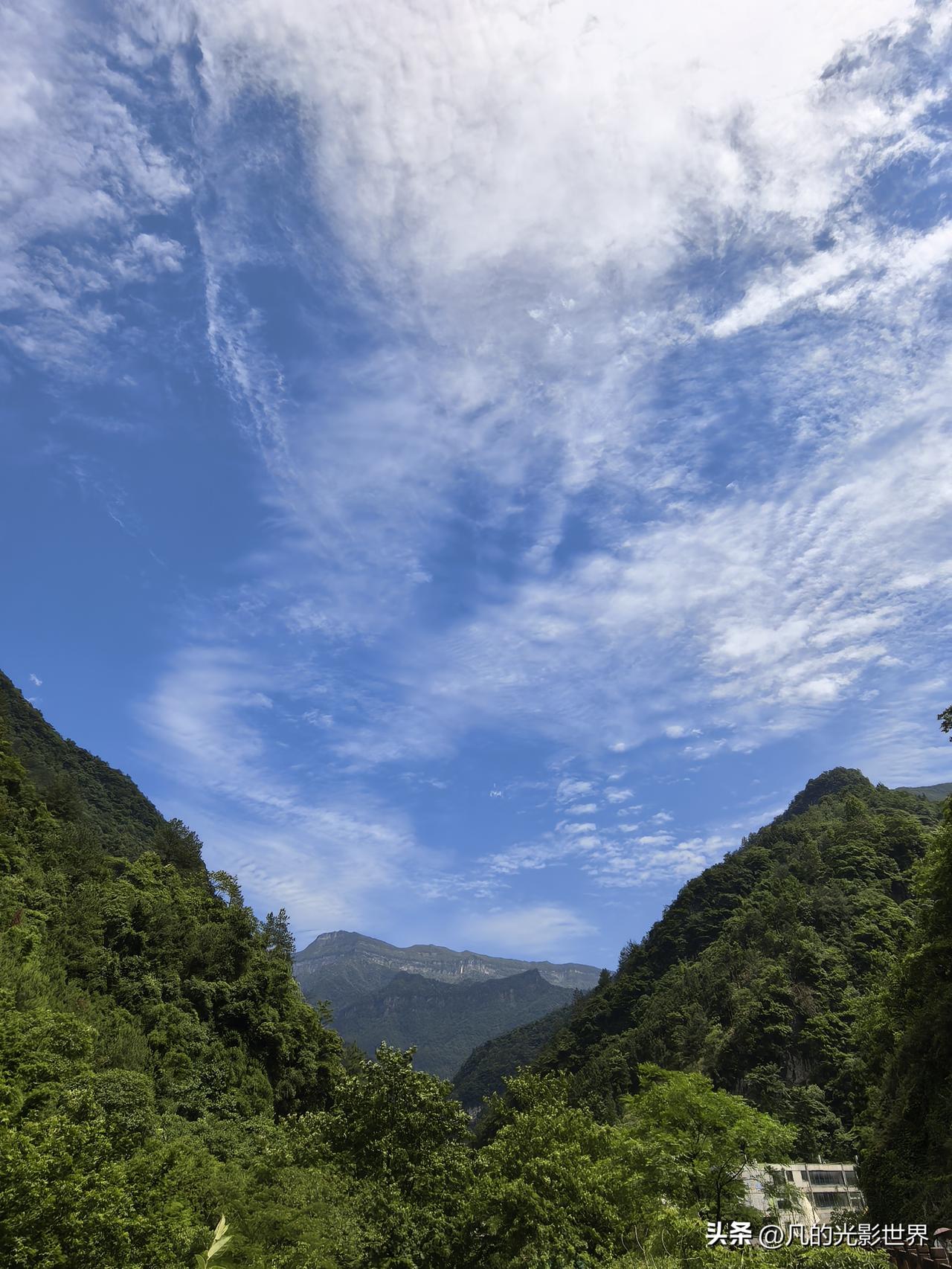 我在南川金佛山徒步随手拍的天空照片，像极了“云卷千山翠，风拂万木青”的诗意画面。