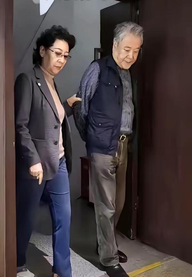 这两个人，都是大人物，太难认识了，我问了 300 个人，大家都一致说不知道，有高