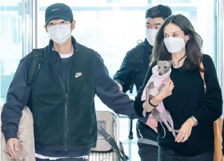 6月14日晚，宋仲基宣布与现任妻子Katy Louise Saunders迎来了