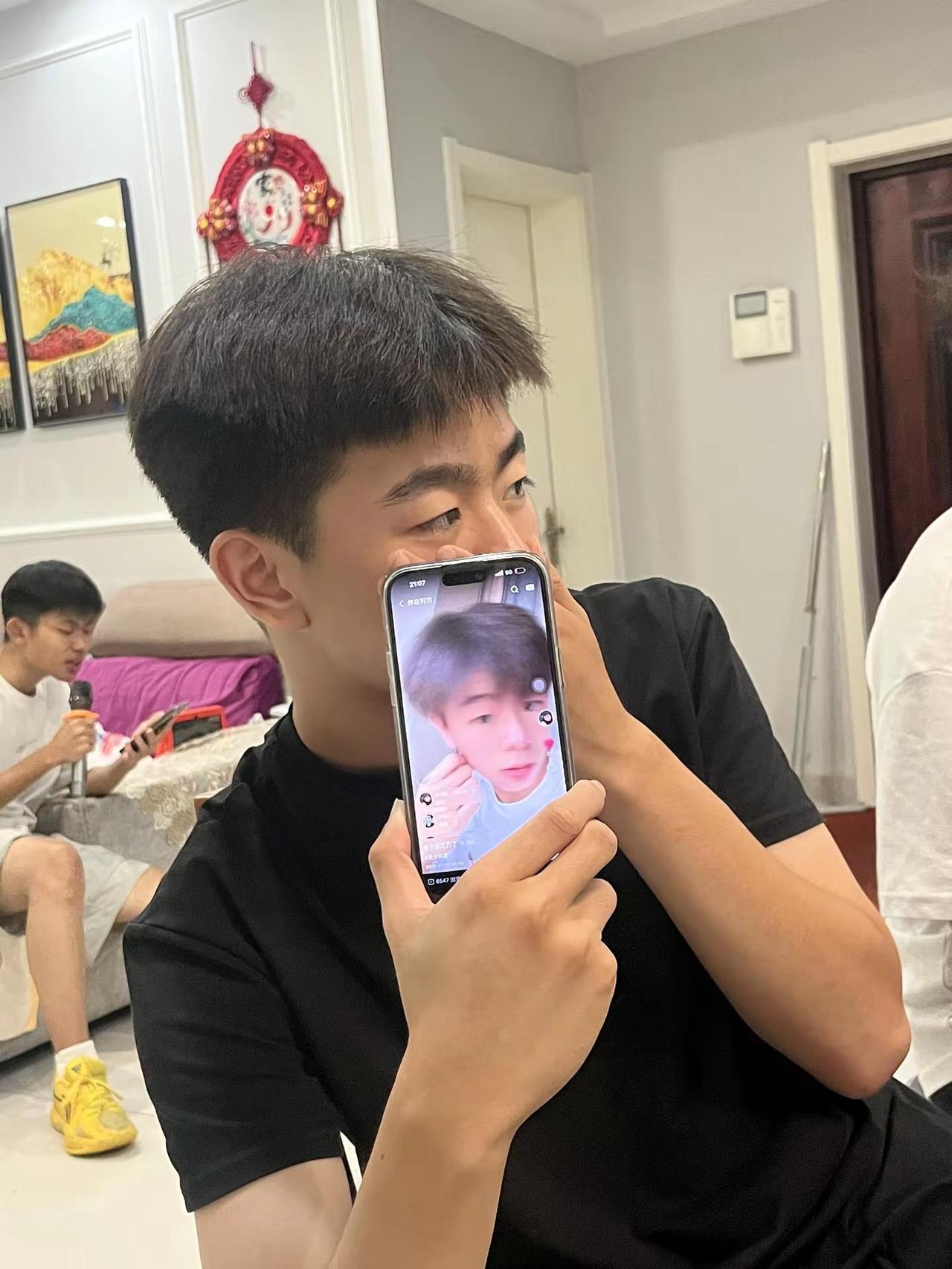 后来你为了生活 疲于奔波 脸庞也开始沧桑 也没有了当时意气风发的模样