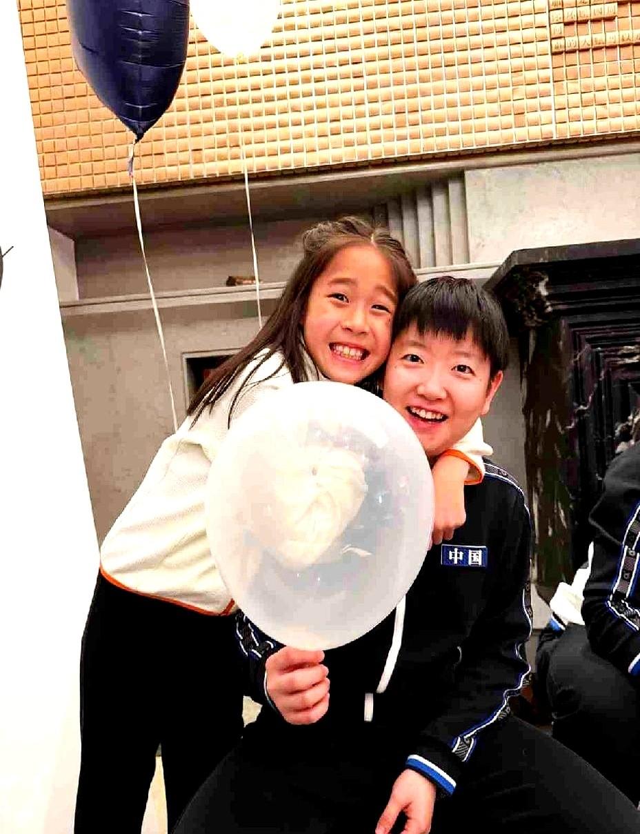 邱贻可（Coco）过生日，结果自己成“背景板”了？！老婆闺女不黏他，全凑莎莎身边