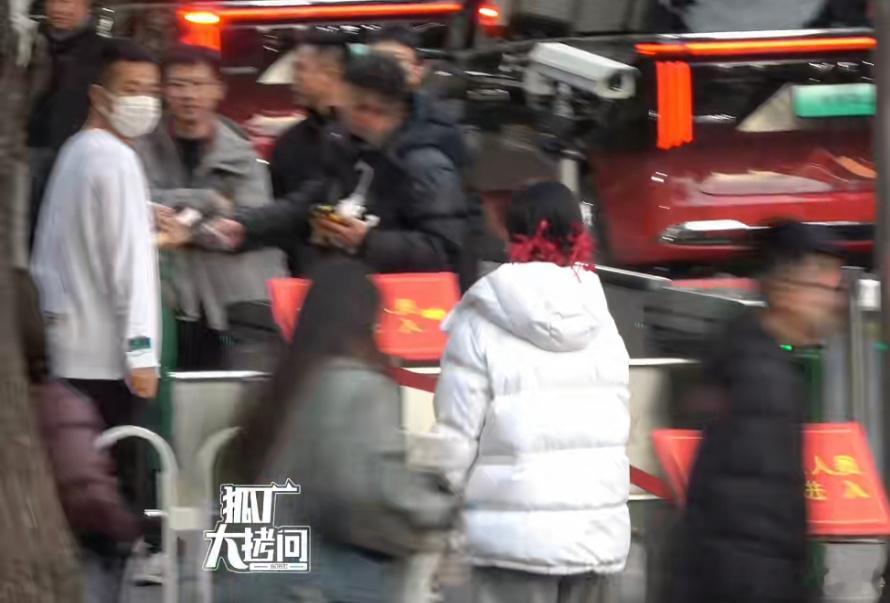 王楚然现身2026马年央视春晚备播，红色蝴蝶结发带好可爱