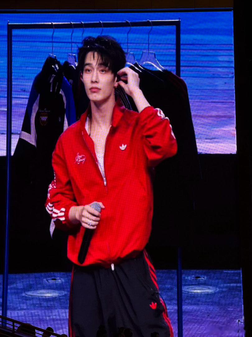 舞台是何与的秀场后台何与把舞台变成试衣间别人专注舞台表演，何与直接解锁舞台换装玩