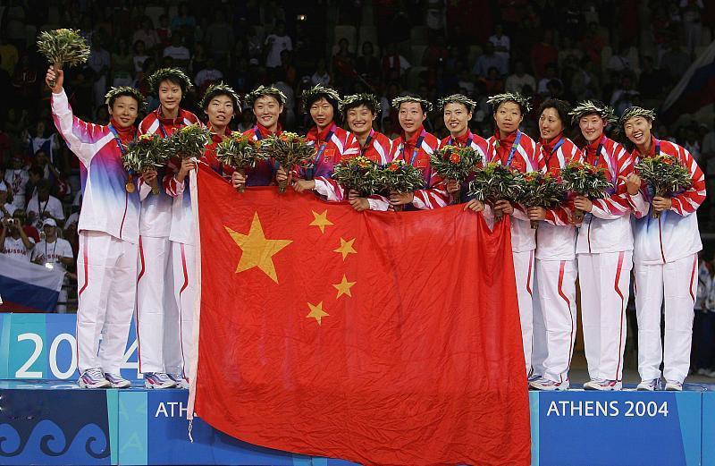 聊女排经典瞬间，第一个蹦出来的绝对是2004年雅典奥运决赛那场3-2逆转俄罗斯。