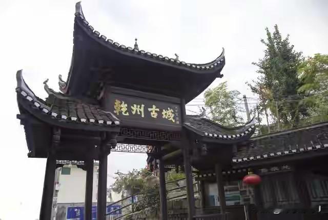 湘西山里突然冒出来一块神秘的界碑！有个喜欢徒步的朋友在吉首隘口寨的深山里，找到了