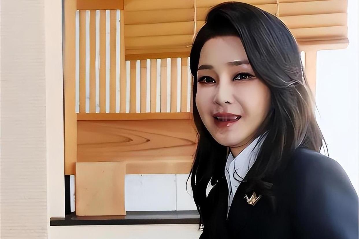 重磅宣判！尹锡悦夫人获刑4年，后续麻烦才刚开始！
当地时间4月28日，韩国首尔高