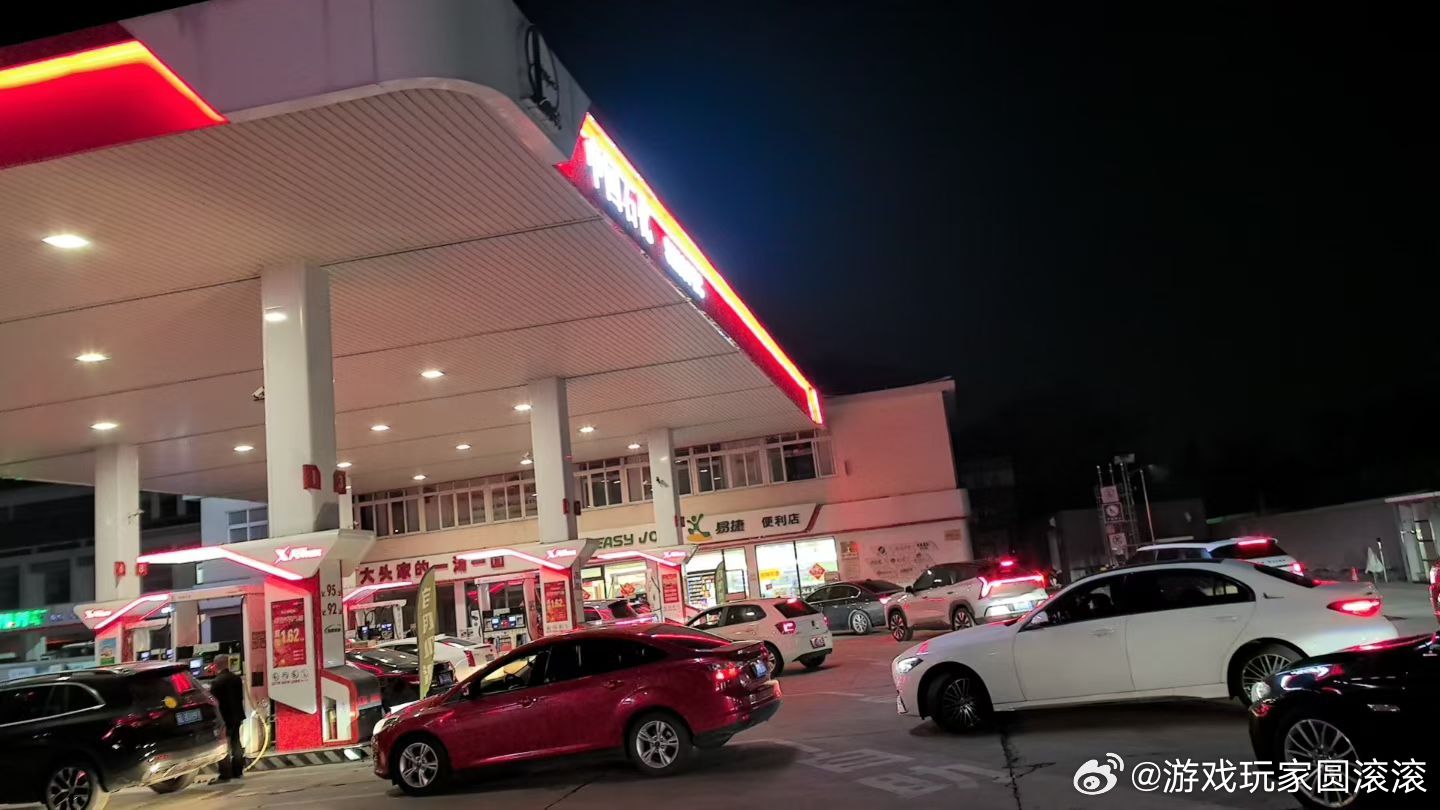 油价加油 昨晚的加油站真的人满为患，没想到插混车型也来排队加油