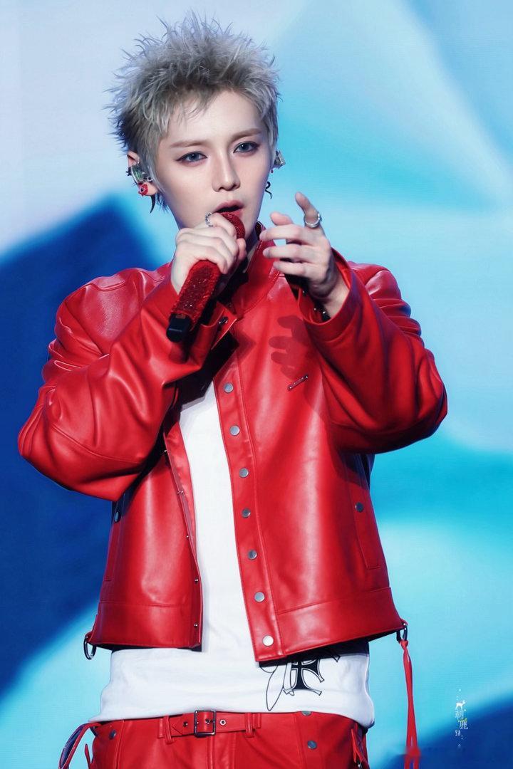 鹿晗  lh鹿晗2023演唱会来了 你说害怕夏天还没开始就错过你不知道是因为你我