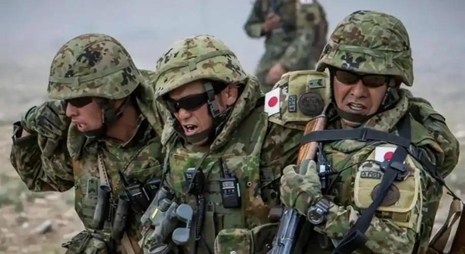 央视这回急了，连发几道警告绝不是闲得慌。
日本军费连涨14年，这帮人现在不买雨伞