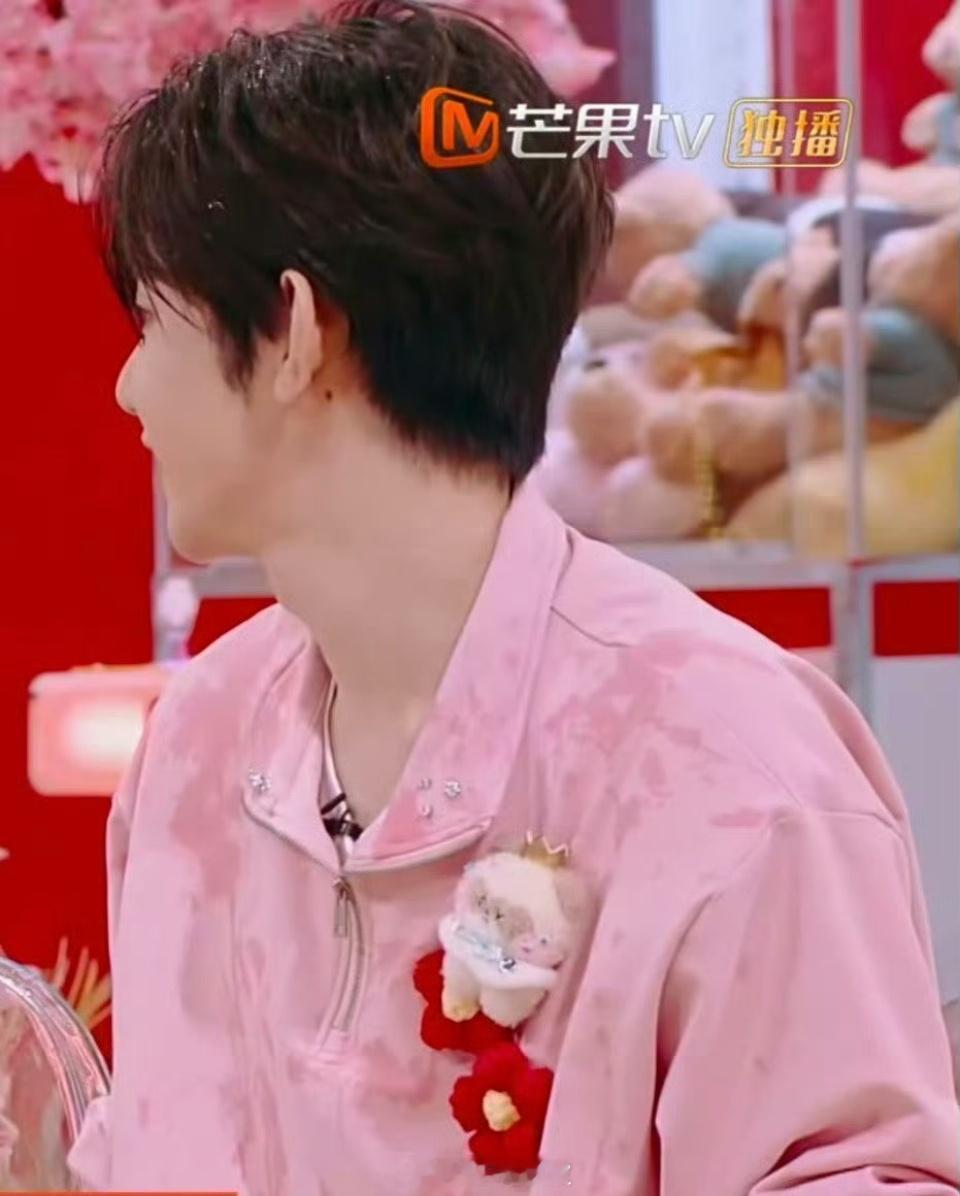 侧颜封神！章昊在好六预告里的每一个镜头都好绝，线条干净又温柔，颜值直接戳中我的心