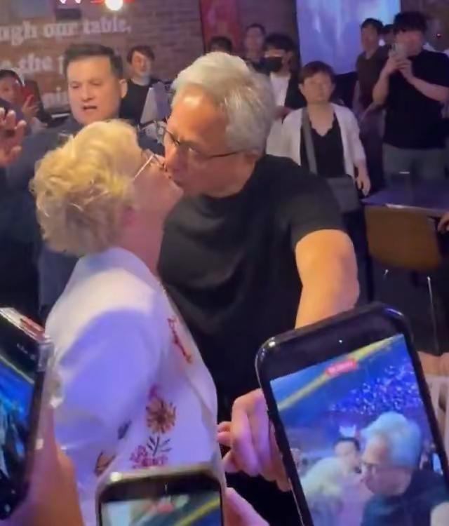 白头偕老的爱情似火。那么有钱、那么久的婚姻 、还恋得那么热情似火 63岁黄仁勋当
