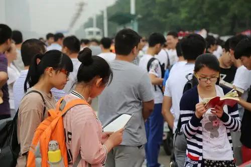 2026年的高考数学刚结束，网上就炸开了锅，无数考生和家长都在吐槽这可能是史上最