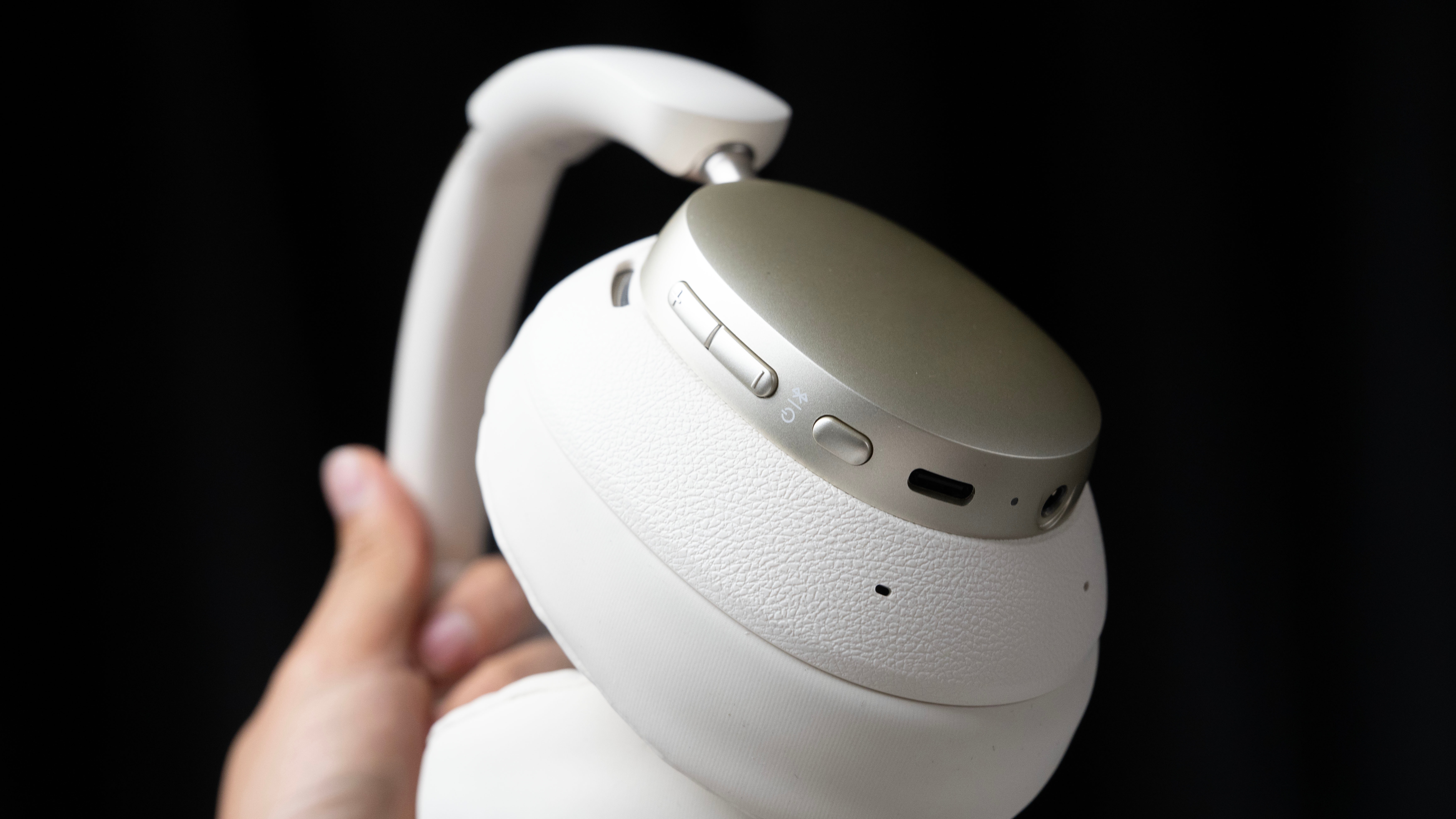 给大家看看荣耀亲选 Codeler 头戴式耳机2的细节，做工上我觉得挺精致，耳罩