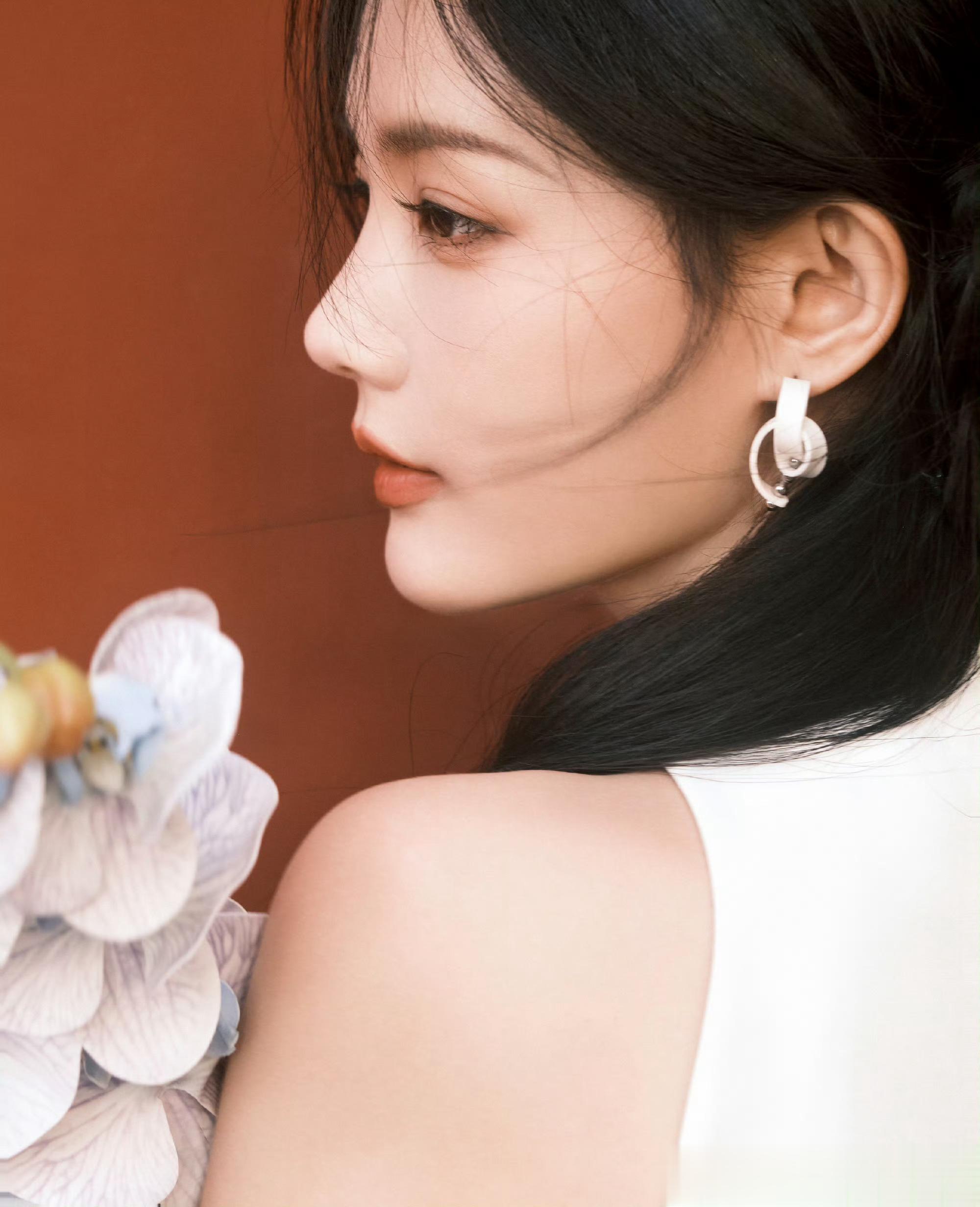#李一桐新中式闺秀妆#  李一桐的颜值再加上这身妆容再适合不过了，狠狠拿捏住我们