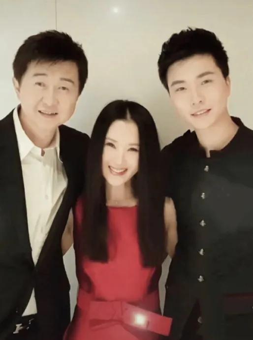 当年，付笛生拉着火风说：“我看中了一套房子，咱俩买一块。”火风一看房子，傻了眼：