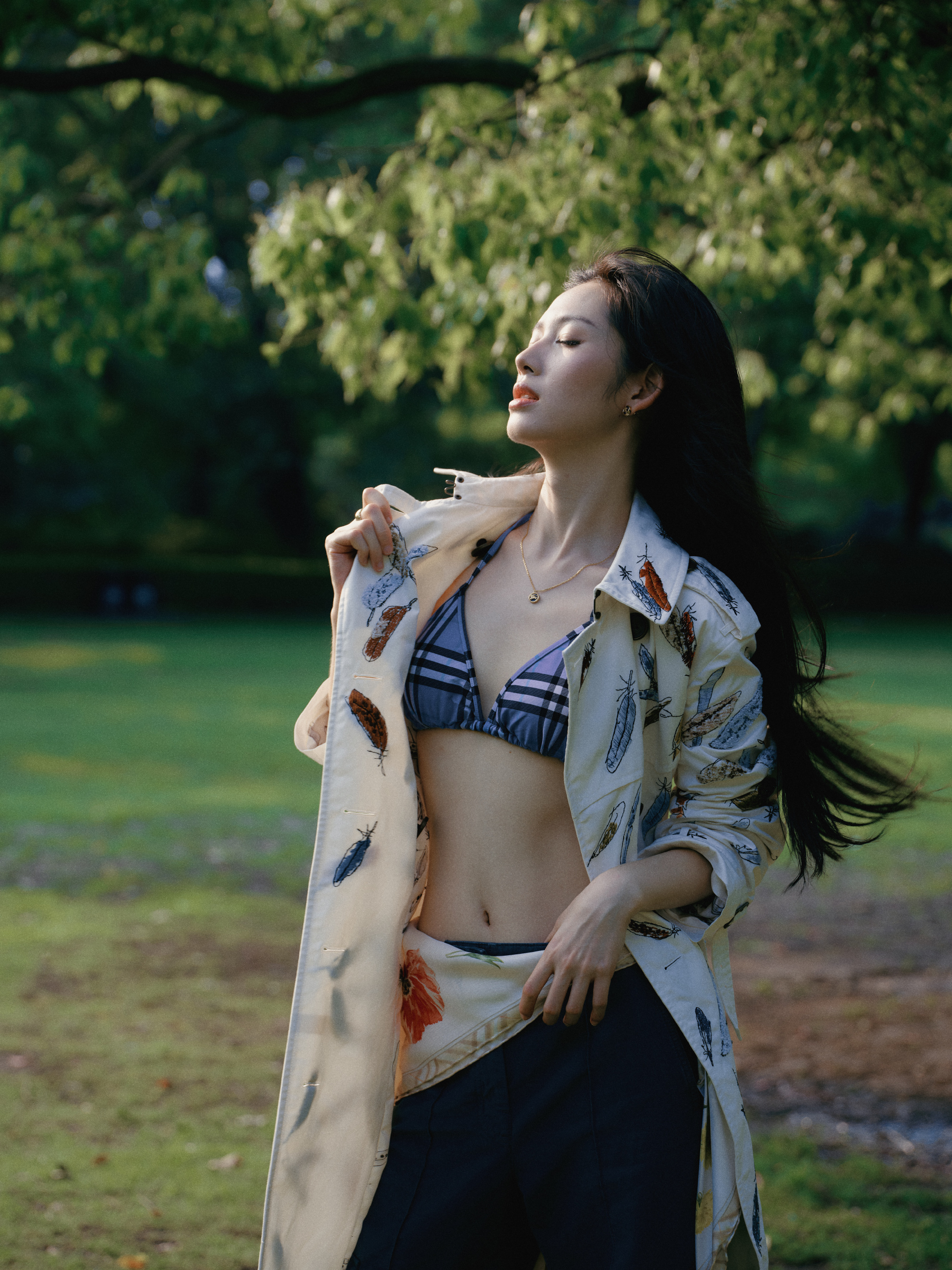 新人演员身穿Burberry 2026秋季quentin blake联名系列出席