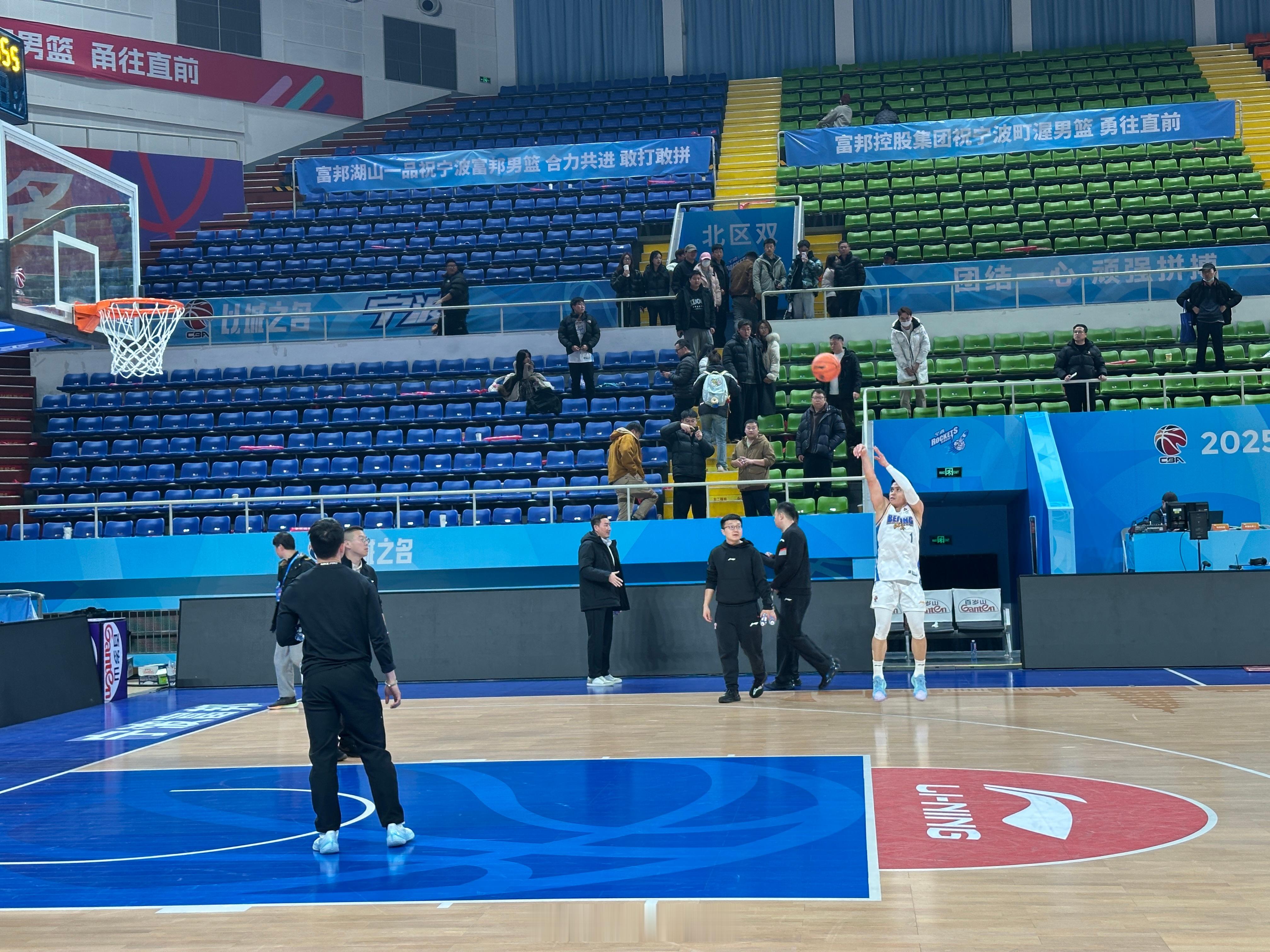 宁波男篮vs北京男篮阿基知道自己状态不好，打了潜力赛，赛后还加练了投篮。 宁波·