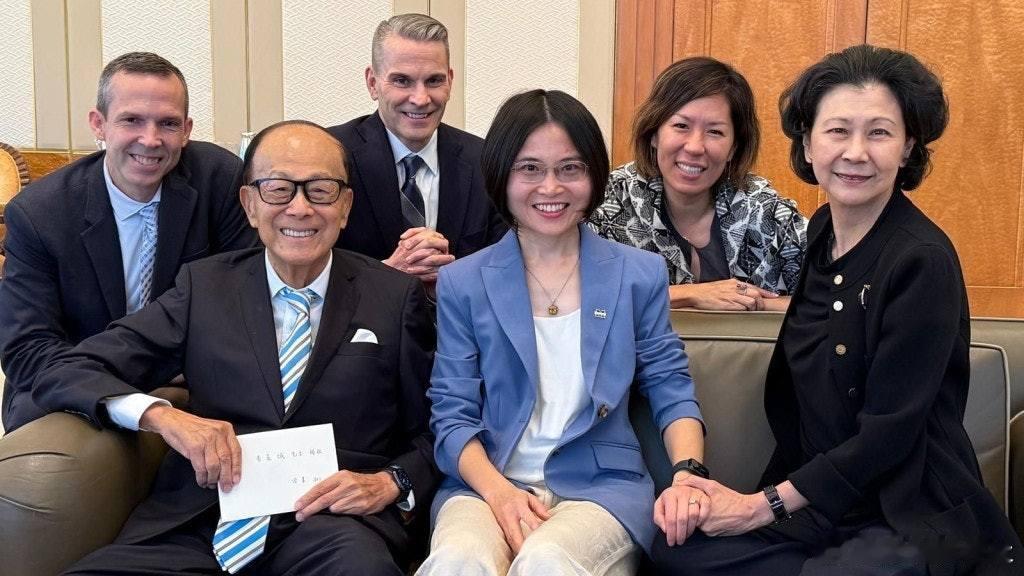 現年96歲的李嘉誠與「紅顏知己」、維港投資聯合創辦人周凱旋近日被《福布斯》選出為