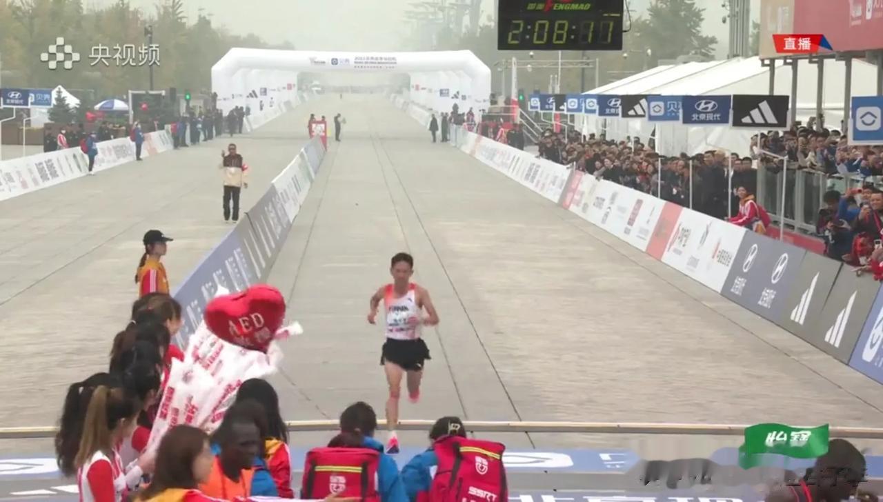北京马拉松陈天宇跑的真不错，2小时8分10秒左右的完赛成绩获得了第七名，国内第一