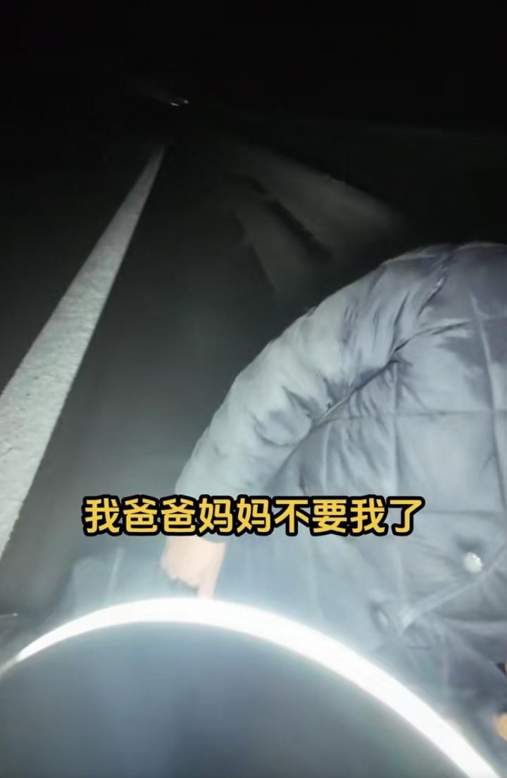 9岁的男孩子，穿着一身黑色，背着一个黑色的书包，大晚上黑灯瞎火的，一个人走在车辆